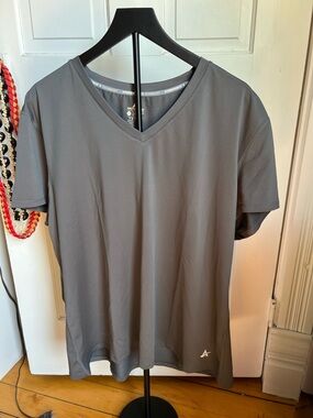 Arctic Cool Women’s Gray V-Neck Short Sleeve Performance Tee size 2 XL